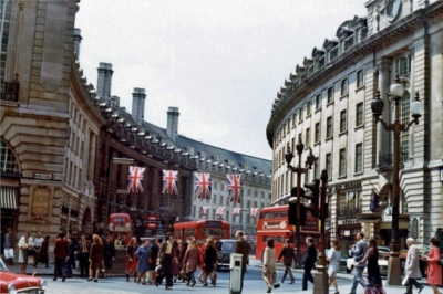 Piccadilly Circus 1973 6.jpg. Click on the picture to enlarge